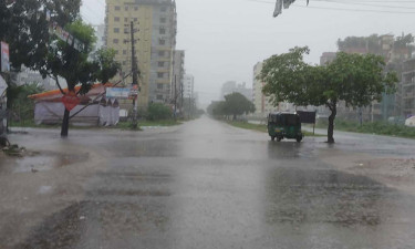 সকাল থেকে ঝুম বৃষ্টিতে ভিজছে রাজধানী