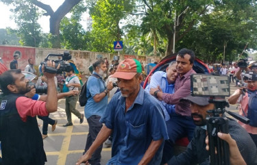 ঢাবিতে আন্দোলনকারীদের হামলায় সহকারী প্রক্টর আহত