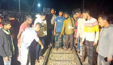 রেললাইনে বসে গল্প, ট্রেনে কাটা পড়ে ৪ জনের মৃত্যু