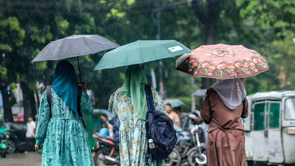 এই বর্ষায় সঙ্গী হোক রঙিন ছাতা