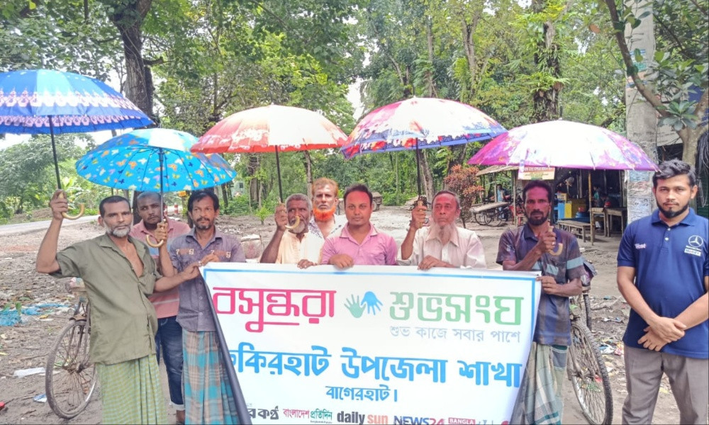 ফকিরহাটে ভ্যানচালকদের মাঝে বসুন্ধরা শুভসংঘের ছাতা বিতরণ