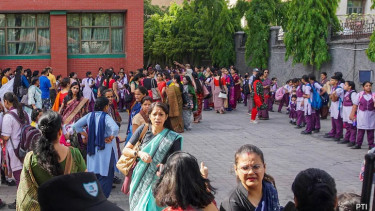দিল্লির ২০ স্কুলে বোমা হামলার হুমকি, আতঙ্কে শিক্ষার্থী ও অভিভাবকরা