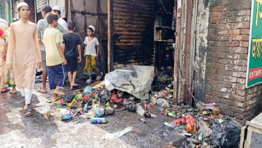 নারায়ণগঞ্জ হকার্স মার্কেটে আগুনে পুড়ল ৩০ দোকান, আহত ৫