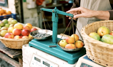 নীতি-নৈতিকতা বিহীন ব্যবসা বরকতহীন হয়