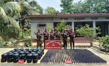 কুমিল্লায় বিজিবির অভিযানে ২১ লক্ষ টাকার মাদক ও চোরাচালানি পণ্য জব্দ