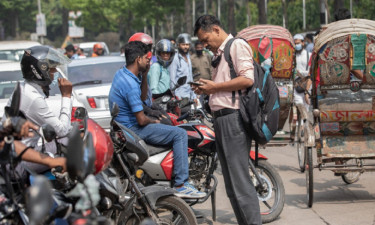 সকাল থেকে রাত: যেমন চলে বাইক রাইডারের জীবন