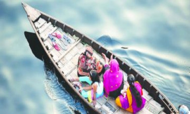 যান্ত্রিক সভ্যতার ভিড়ে হারিয়ে যেতে বসেছে কাঠের নৌকা