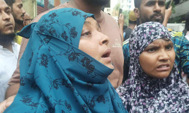 কাঁদতে কাঁদতে মা-‘আমার মেয়েকে কোথাও খুঁজে পাচ্ছি না’