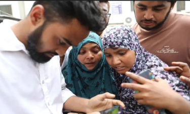 সন্তানদের ছবি হাতে হাসপাতালে খুঁজছেন অনেক স্বজন