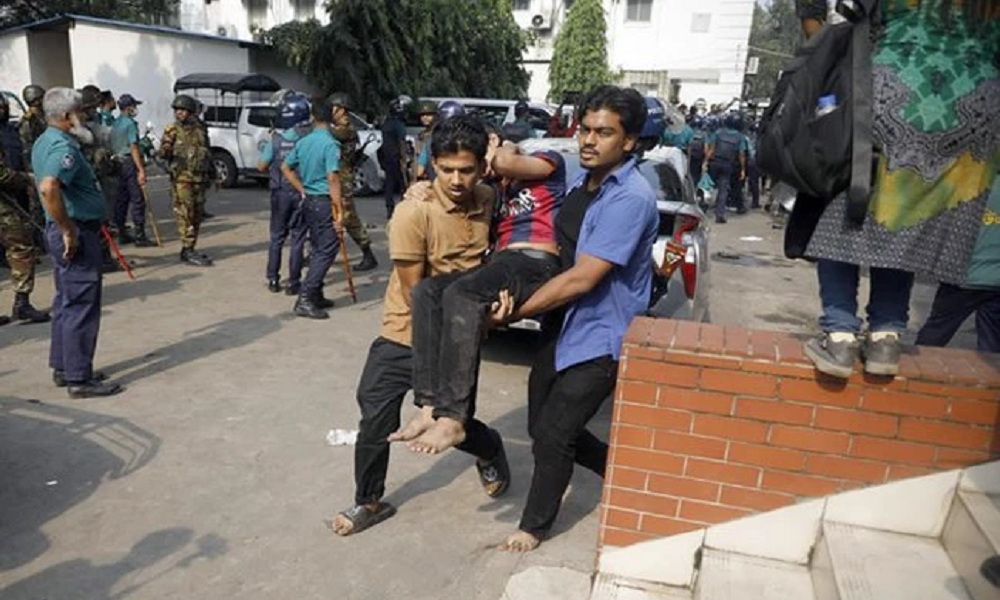 সচিবালয়ে সংঘর্ষ, আহত ৩৫ শিক্ষার্থী ঢামেকে