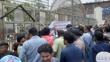 তালাবদ্ধ মাইলস্টোন স্কুল, গেটের বাইরে জনতার ভিড়
