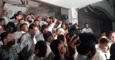 সাবেক বিচারপতির খায়রুল হকের ফাঁসি চেয়ে বিএনপিপন্থী আইনজীবীদের স্লোগান