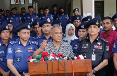 লুট হওয়া সব অস্ত্র এখনো উদ্ধার করতে পারিনি, চেষ্টা করছি: স্বরাষ্ট্র উপদেষ্টা