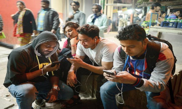 কর্মক্ষেত্রে সহকর্মীর সঙ্গে ভার্চুয়াল বন্ধুত্ব কেমন হওয়া উচিত?