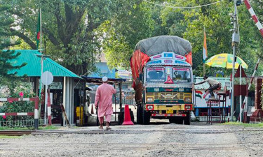 দিন দিন কমছে হিলি বন্দরের আমদানি-রপ্তানি