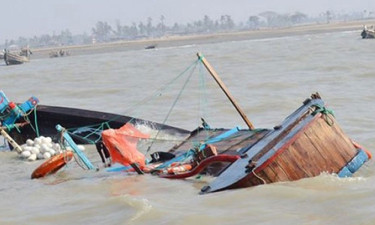 বঙ্গোপসাগরে ট্রলারডুবি, নিখোঁজ ৫ জেলেকে নিয়ে পরিবারের উৎকণ্ঠা