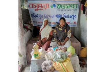 হিলিতে বসুন্ধরা শুভসংঘের দেওয়া খাদ্য সামগ্রী পেয়ে কাঁদলেন বাকপ্রতিবন্ধী ভাইবোনের মা