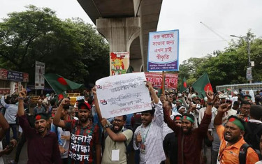 জুলাই সনদের দাবি নিয়ে জুলাই যোদ্ধাদের শাহবাগ অবরোধ