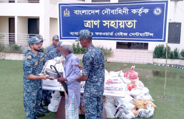 সেন্টমার্টিনে অসহায়-কর্মহীন মানুষের মাঝে নৌবাহিনীর ত্রাণ বিতরণ