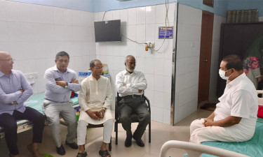 হাসপাতালে চিকিৎসাধীন সাংবাদিক নেতা কাদের গনিকে দেখতে গেলেন মঈন খান