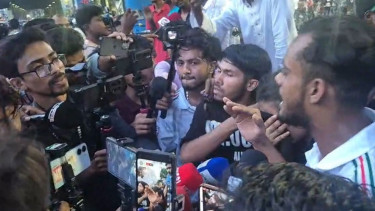 শাহবাগ মোড় অবরোধকারীদের সরিয়ে দিলো পুলিশ