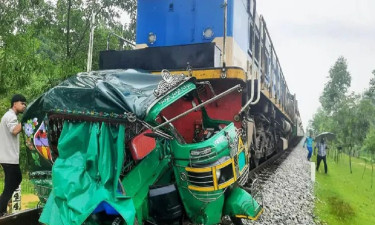 কক্সবাজারে অটোরিকশায় ট্রেনের ধাক্কা, নিহত ৪