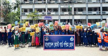 মোংলায় শিক্ষার্থীদের মাঝে শিক্ষা উপকরণ বিতরণ করেছে কোস্ট গার্ড