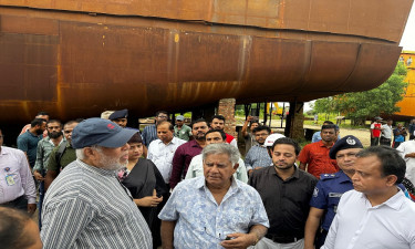 গজারিয়ায় থ্রি-অ্যাঙ্গেল শিপইয়ার্ড পরিদর্শনে দুই উপদেষ্টা