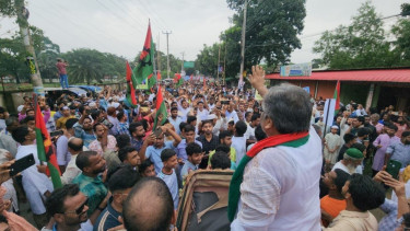 অভ্যুত্থানের একক দাবিদাররা কক্সবাজারে অবকাশে কেন জাতি জানতে চায়
