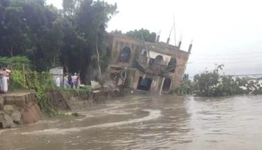 টানা বর্ষণে ভাঙছে নদী, কাঁদছে মানুষ
