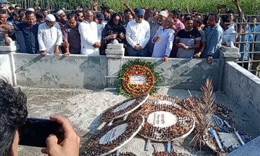 আত্মত্যাগী মাহেরীন চৌধুরীর সমাধিতে শ্রদ্ধা জানালেন বিএনপি নেতা তুহিন
