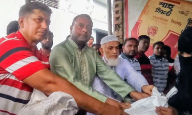 সাভারে পানিবন্দি মানুষের মাঝে বিএনপি নেতার খাদ্যসামগ্রী বিতরণ