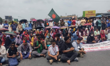 স্থায়ী ক্যাম্পাসের দাবিতে সড়ক অবরোধ, যান চলাচল বন্ধ