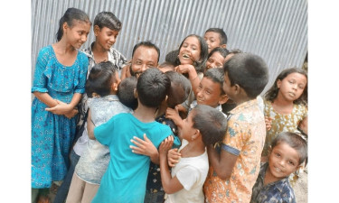তিস্তার ভাঙনকবলিত শিশুদের পাশে মফিদুল, হাসি ফুটল শতাধিক মুখে