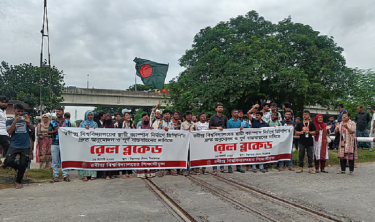শিক্ষার্থীদের রেলপথ অবরোধ, ঢাকার সঙ্গে উত্তরবঙ্গের রেল যোগাযোগ বন্ধ