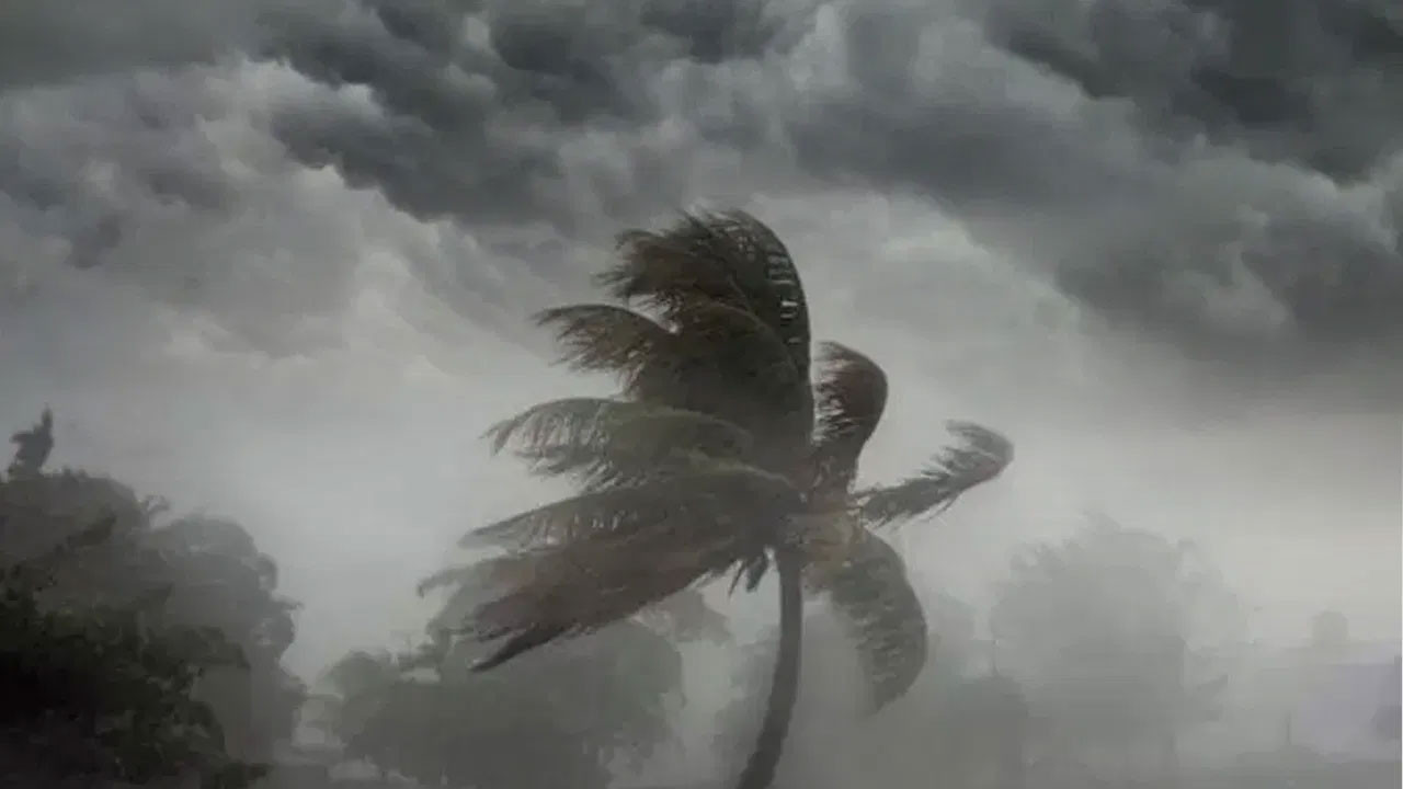 দুপুরের মধ্যে ৭ জেলায় ঝড়ের আভাস, সতর্ক সংকেত