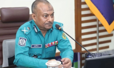 পুলিশের সামনে অস্ত্র বের করলে গুলির নির্দেশ সিএমপি কমিশনারের