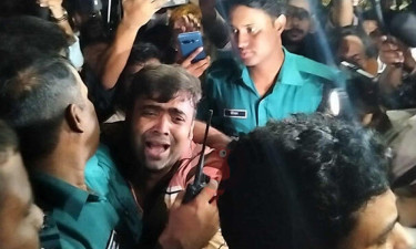 ধানমন্ডির ৩২ নম্বরে আ. লীগ সন্দেহে ৩ জনকে গণপিটুনি, পুলিশে সোপর্দ