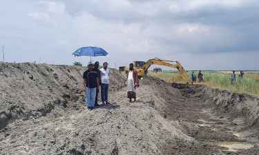 শিবালয়ে বন্যা মোকাবেলায় ইউএনওর উঁচু রাস্তা নির্মাণ