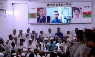 মায়ের জন্মদিনের দোয়া মাহফিলে তারেক রহমানের সালাম বিনিময়