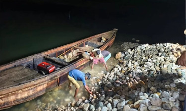 পাথর লুটের ঘটনায় পাঁচজন গ্রেপ্তার