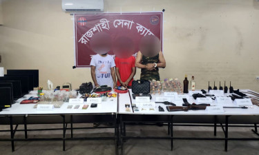 রাজশাহীতে সেনাবাহিনীর বিশেষ অভিযানে বিপুল অস্ত্র-গোলাবারুদ উদ্ধার, আটক ৩