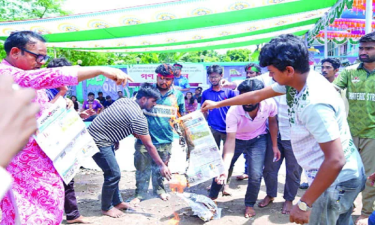 প্রথম আলোর রিপোর্টে ক্ষোভ, জ্বালিয়ে দিল পত্রিকার কপি