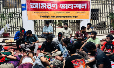 রোকেয়া বিশ্ববিদ্যালয়ে ছাত্র সংসদ দাবিতে দ্বিতীয় দিনের মতো অনশন, ৪ শিক্ষার্থী অসুস্থ