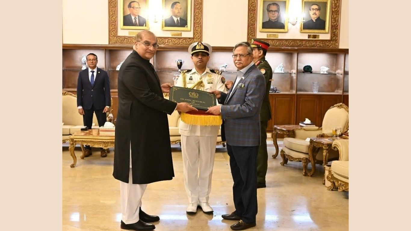 রাষ্ট্রপতির কাছে পাকিস্তানি হাইকমিশনারের পরিচয়পত্র পেশ