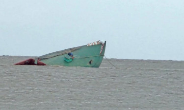 তীব্র স্রোতে পদ্মায় ডুবলো বালুবোঝাই বাল্কহেড