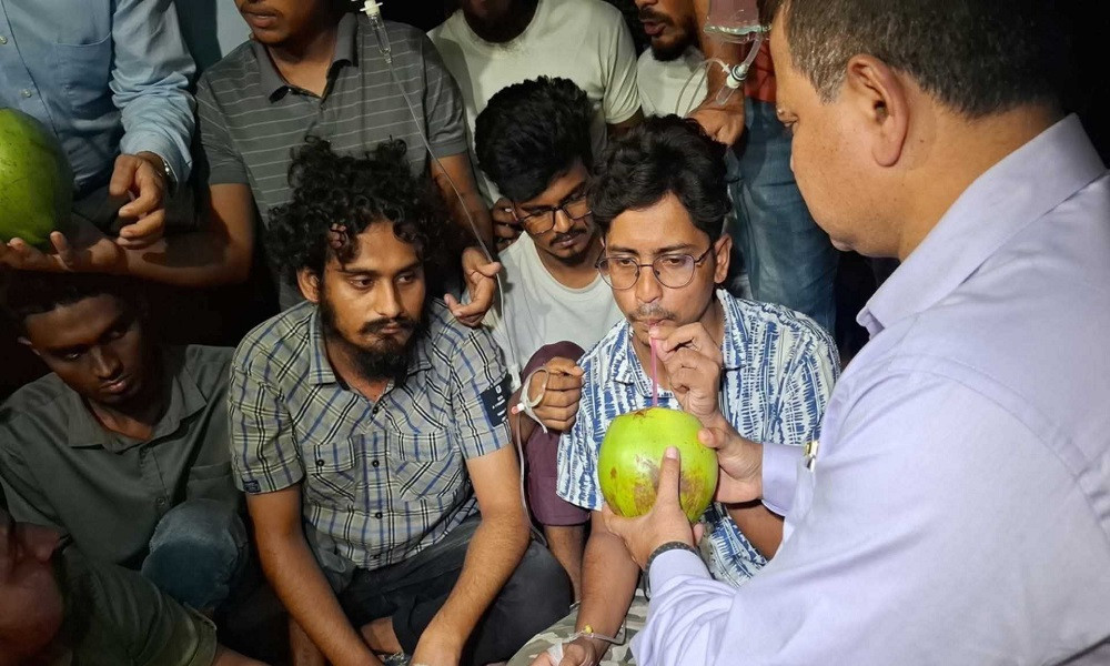 ছাত্রসংসদ নির্বাচনের আশ্বাসে আমরণ অনশন ভাঙলেন বেরোবির শিক্ষার্থীরা