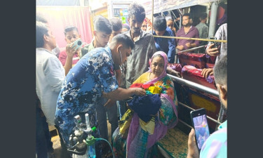 লঞ্চে মুমূর্ষু নবজাতককে বাঁচালো কোস্ট গার্ড