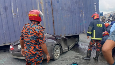 কুমিল্লায় প্রাইভেটকারের ওপর উল্টে পড়ল কার্ভাডভ্যান, নিহত ৪