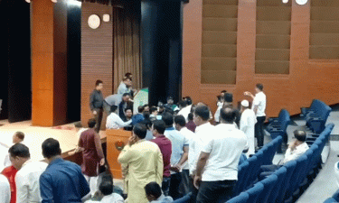 ইসিতে রুমিন ফারহানার অনুসারী-এনসিপির নেতাকর্মীদের মধ্যে হাতাহাতি, আহত ৩